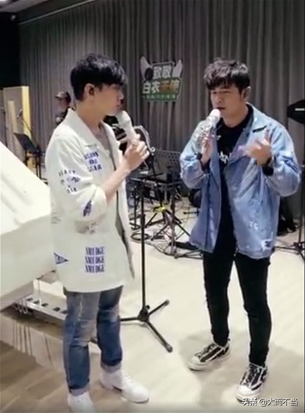 致敬白衣天使，刘德华4大细节诠释天王本色，做