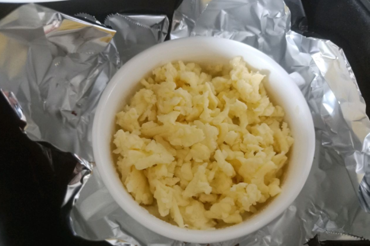 餐厅同款的芝士焗土豆泥，不用烤箱也可以做，奶香十足拉丝好吃