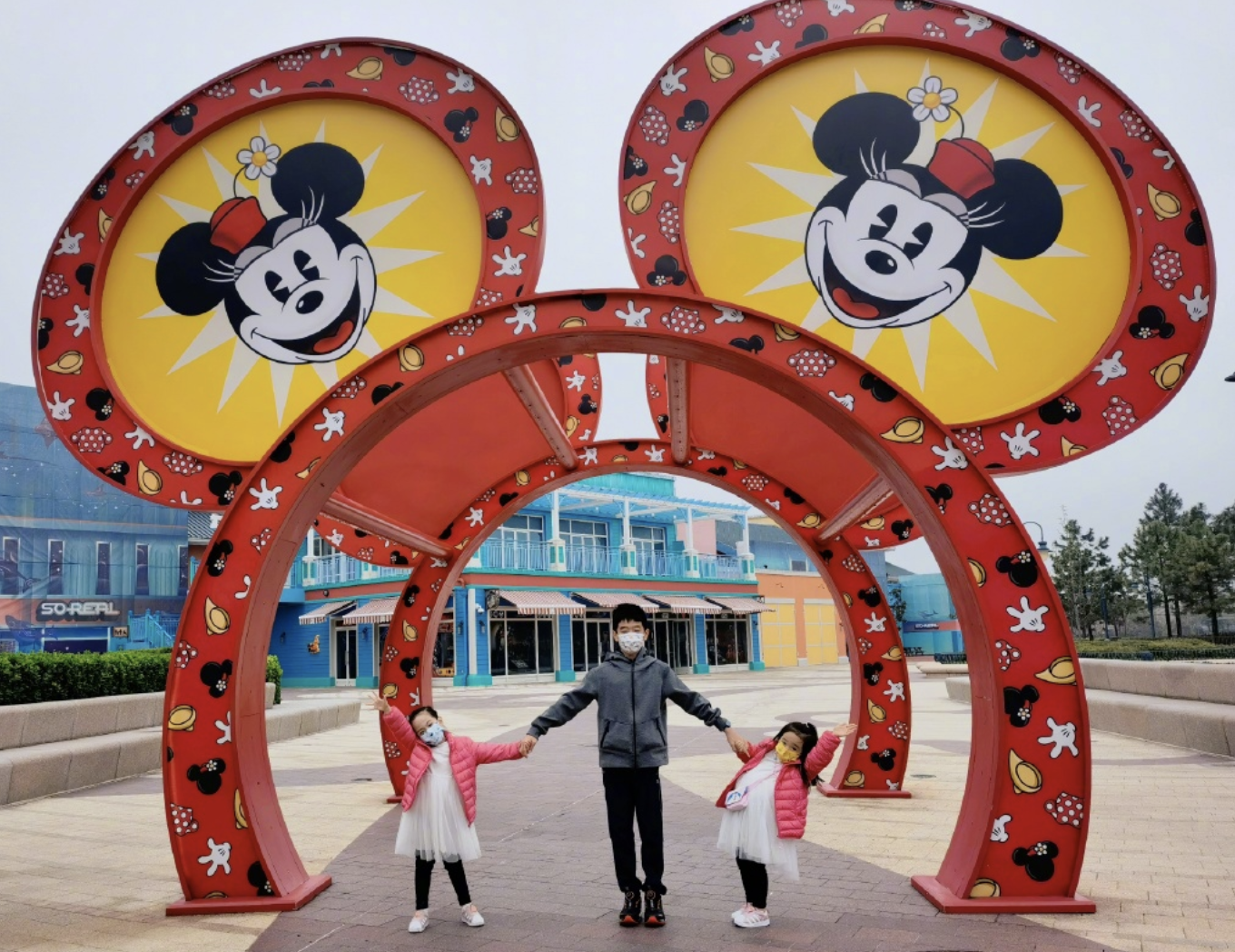 楊威一家遊迪士尼，十歲楊陽洋長成帥氣少年，雙胞胎妹妹軟糯可愛