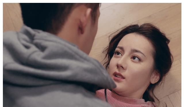 黄景瑜把热巴扑倒，看清他抱热巴的手势，才是对女演员最好的保护