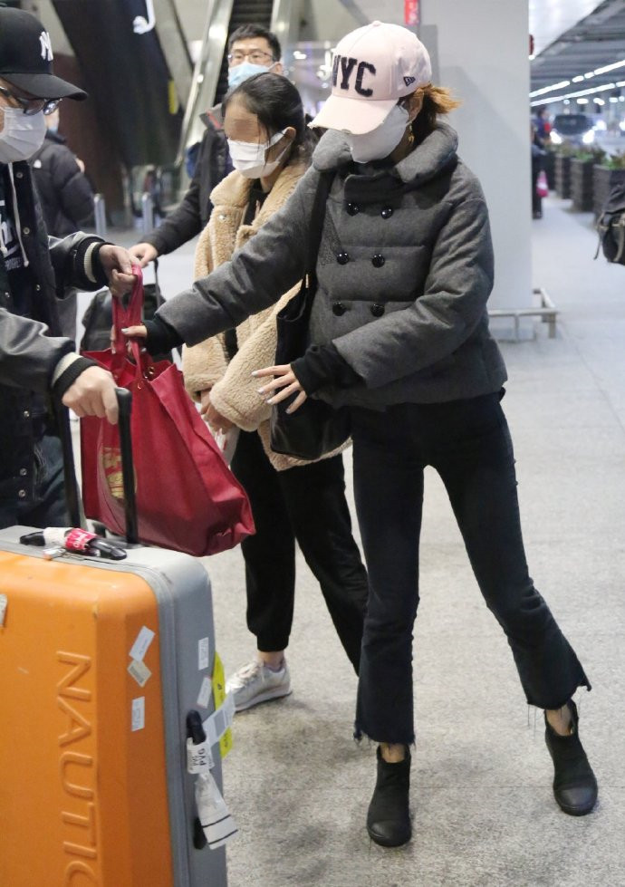 马伊琍带俩闺女走机场，穿面包服配紧身裤真瘦