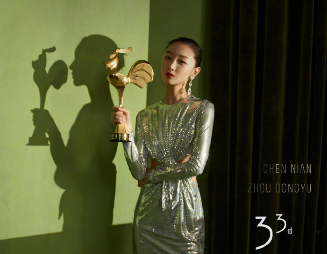 大合照体现地位：周冬雨千玺稳站C位，范丞丞挤