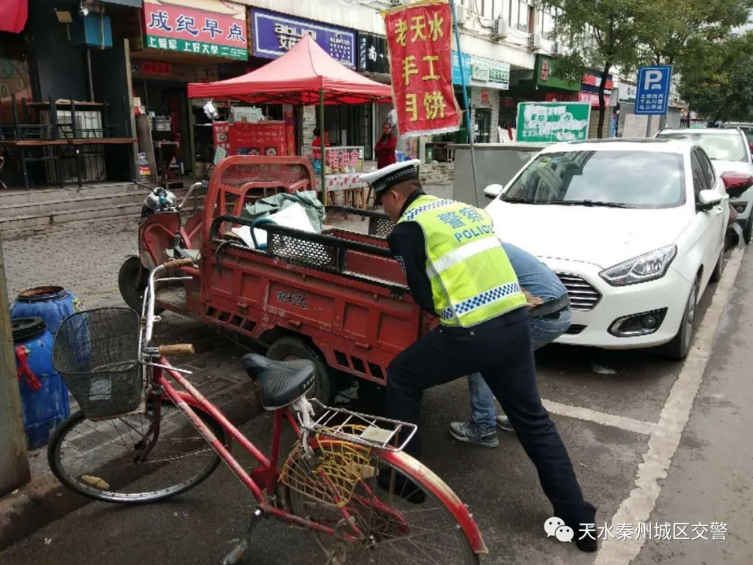 秦州城区公安交警开展“一盔一带”整治
