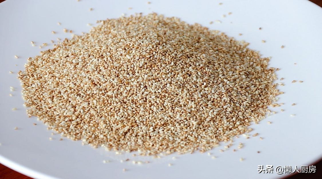 往糯米糊內倒入芝麻，用手壓一壓，就是小時候常吃的美食，有彈性