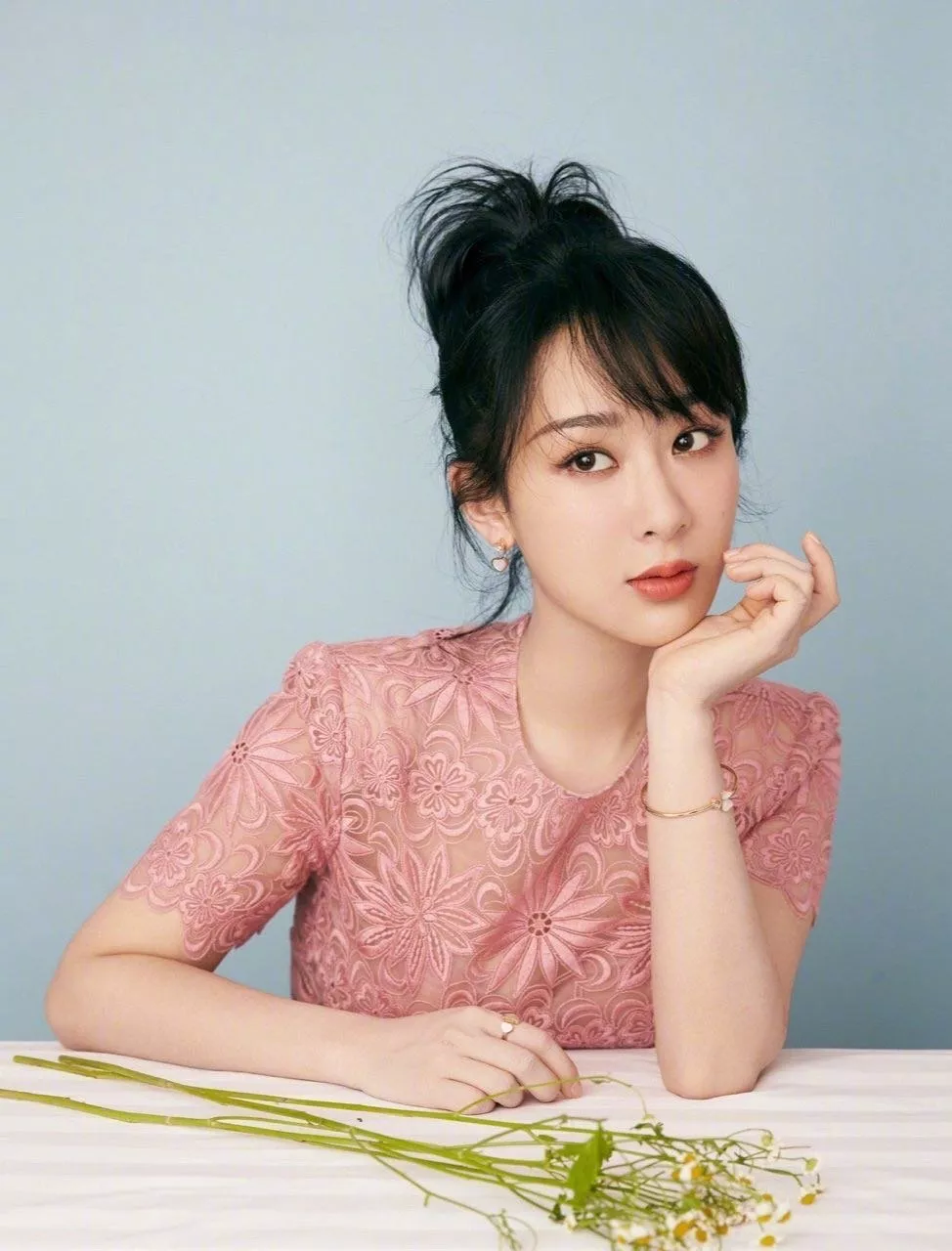 杨紫为欢瑞净赚千万稳坐一姐，《锦衣之下》后