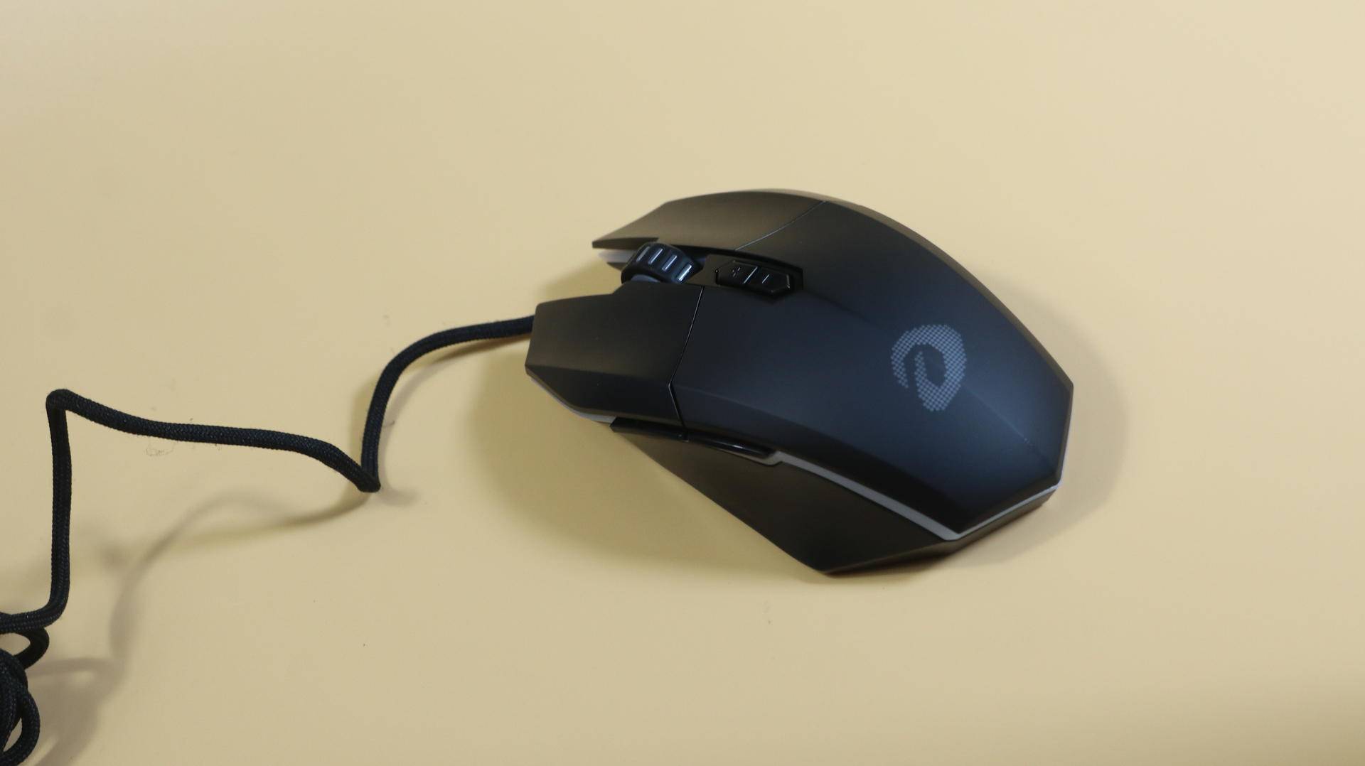 手感好，还很轻。体验达尔优牧马人EM910轻量化鼠标