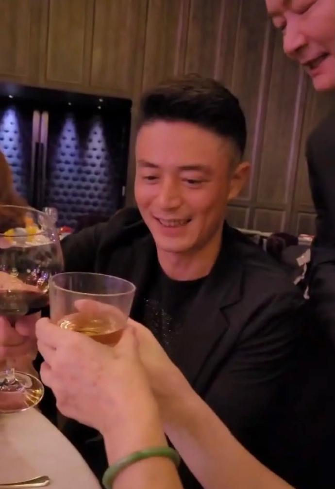 霍建華為丈母娘慶生喝到滿臉通紅，探班林心如片場秀恩愛畫面超甜