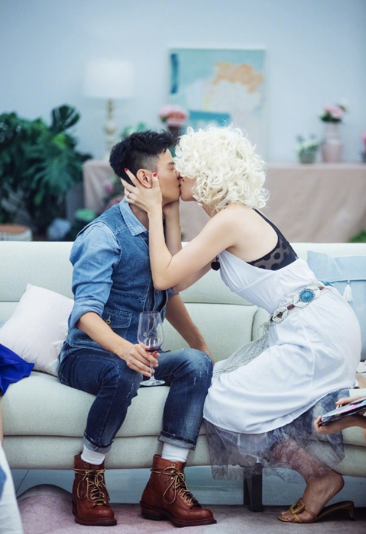 蔡少芬cos玛丽莲梦露，风情万种，强吻张晋留唇印画风搞笑