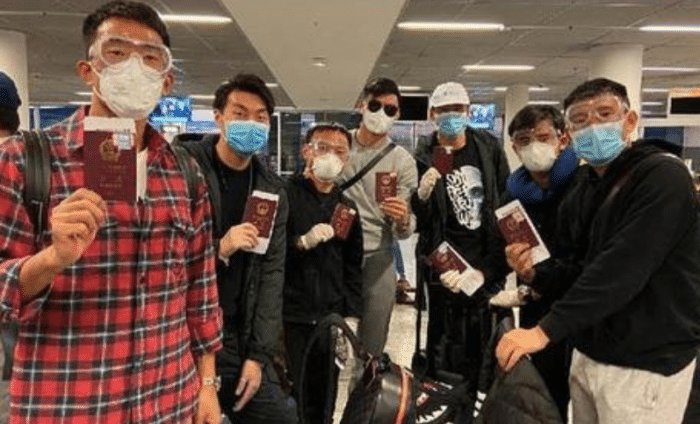 外籍华人回国被拒绝，高呼：你知道我身价多少