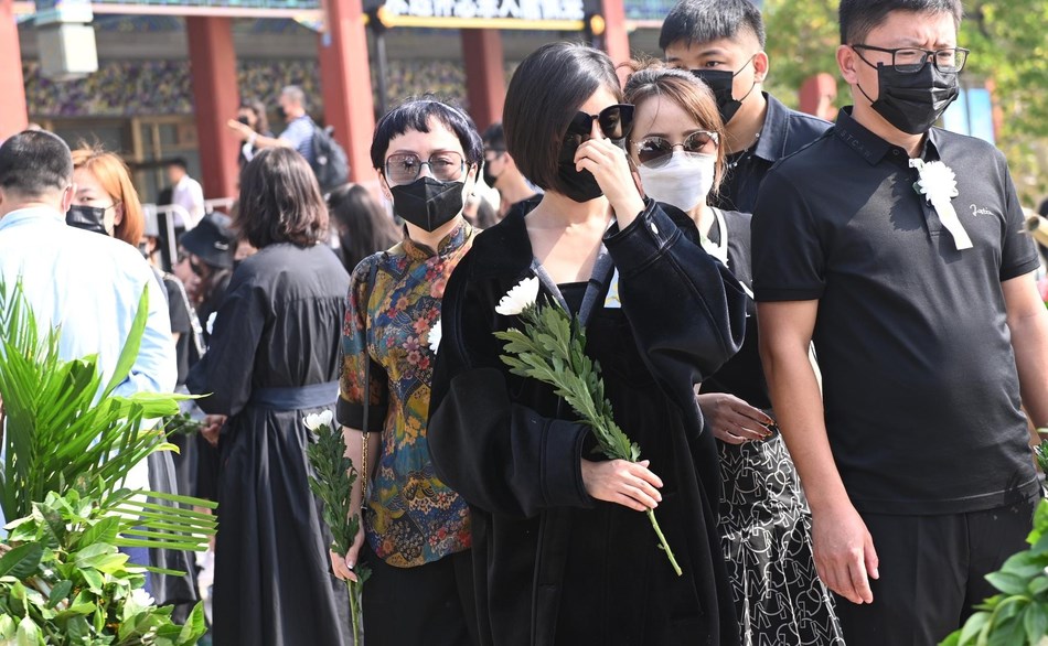 黄子韬爸爸追悼会举行，圈内好友仅赵奕欢现身，鹿晗和吴亦凡缺席