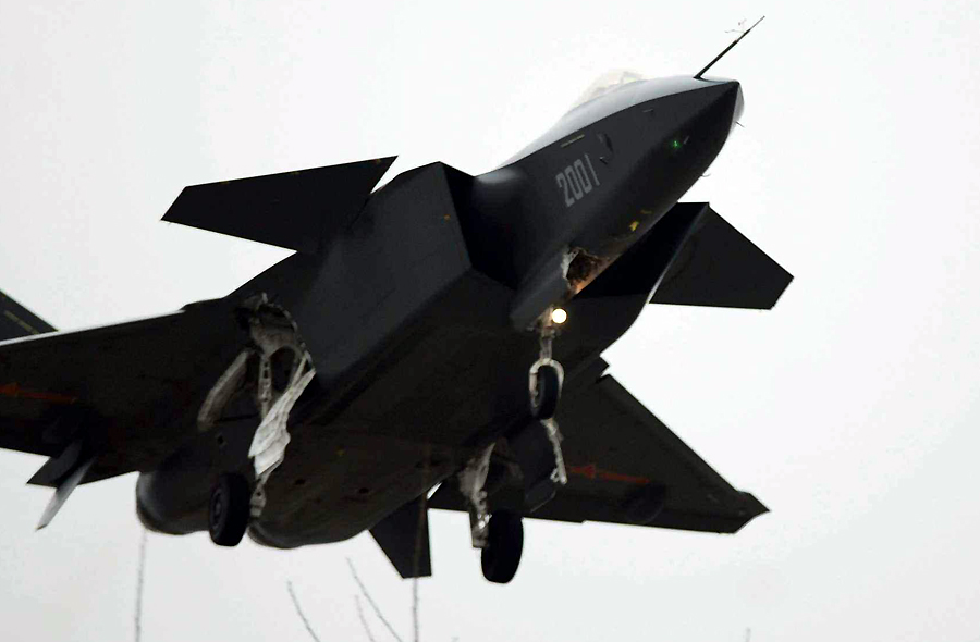 歼-20进气道空中变形，复合材料反超F-22！上演田忌赛马