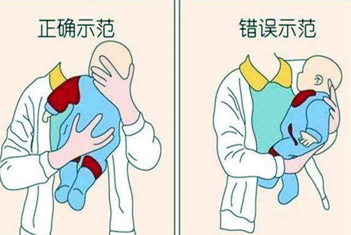 “慌张爸爸”意外走红，抱娃姿势引围观，网友：痛苦面具再现