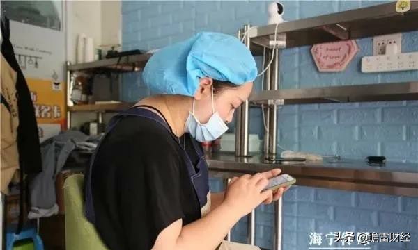 90后美女卖凉皮，配料独特，两月开上宝马，3年