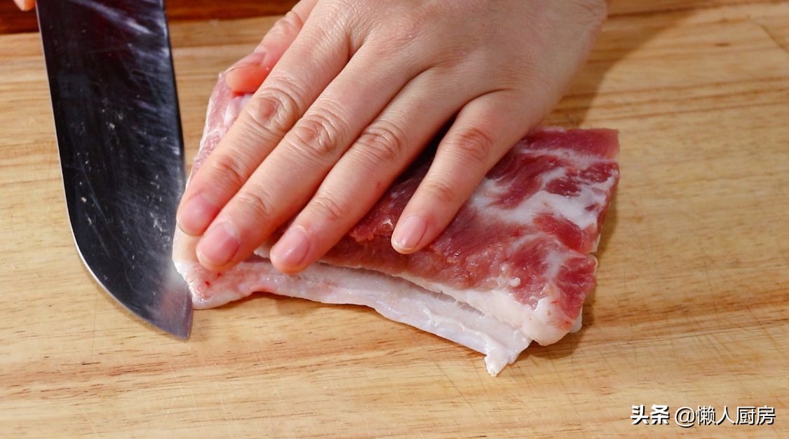 五花肉裹上澱粉糊，加一碗料汁炒，太下飯了，外皮想要更脆有竅門