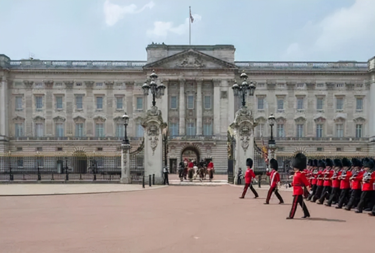 In 1982, the British guy climbed into Buckingham Palace twice and broke ...