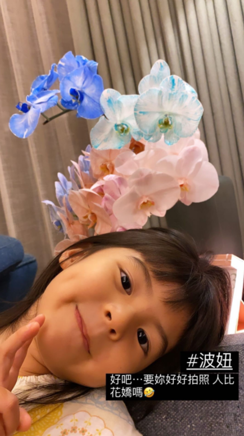 ​贾静雯晒波妞咘咘近照，俩女儿颜值愈发出众，已提前定好小女婿