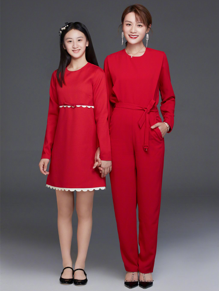 田亮一家同框，森碟穿红裙腰线往上提，看着比叶一茜腿还长一截