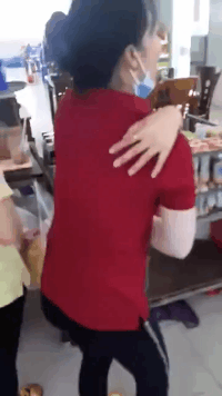 搞笑的动态的图片：刚结婚啊，这对新人真会玩！