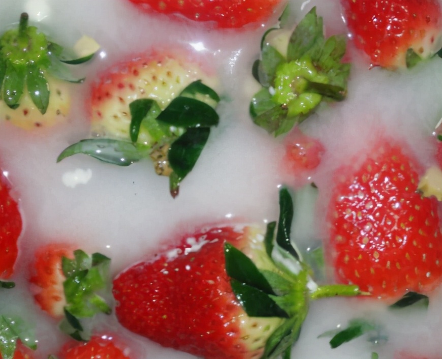 洗草莓，加盐加碱都不对！教你正确方法，洗得超干净，吃得更放心