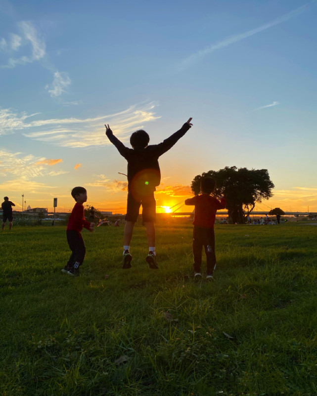 林志穎攜妻兒出遊，Kimi罕露正臉更帥了，與兩弟弟同框超溫馨