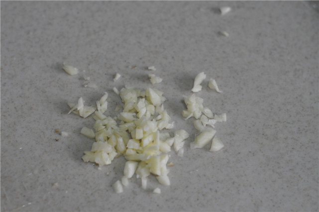 我家五花肉从不红烧，淋一勺酱油，不炒也不炖，一大盘不够吃