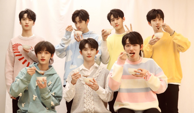 低学历爱豆的故事：光鲜亮丽的偶像，其实只是