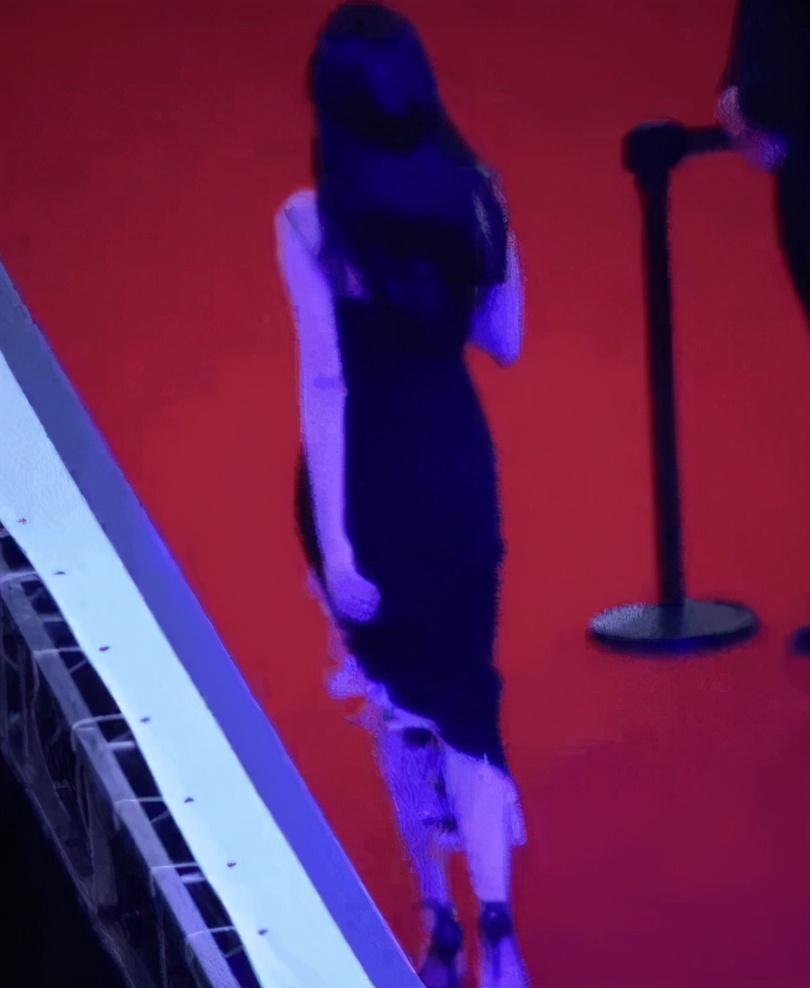 迪丽热巴挑战宇航员造型，走路姿势却成亮点，差点没认出是女明星