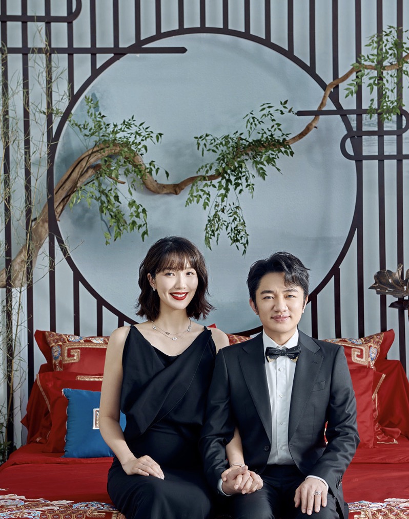 王祖藍曬全家福，女兒親吻媽媽孕肚，夫妻倆拍孕期寫真溫馨有愛