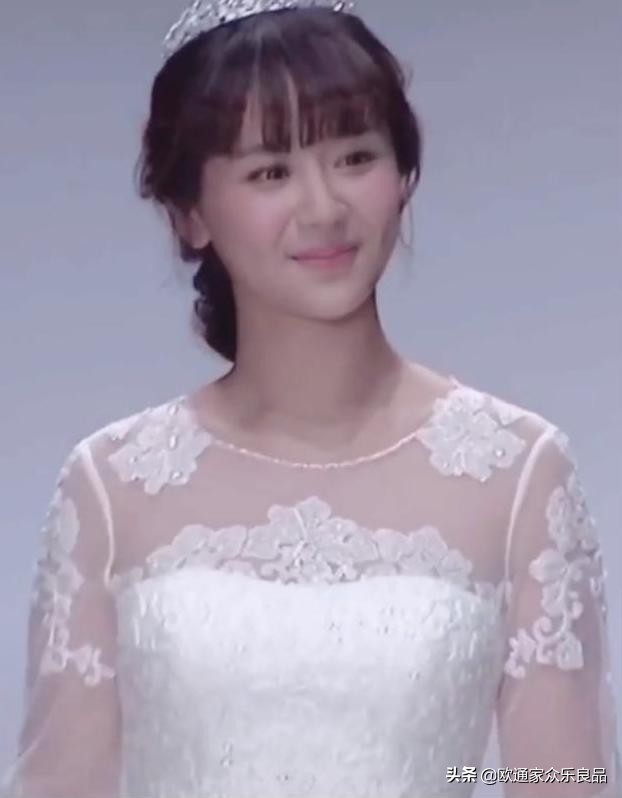 见过杨紫的西式婚纱照，美若天仙，再看看中式婚服，网友神评