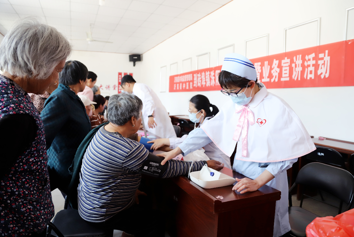 沂南县市场监管局联合中医院开展义诊暨业务宣讲活动