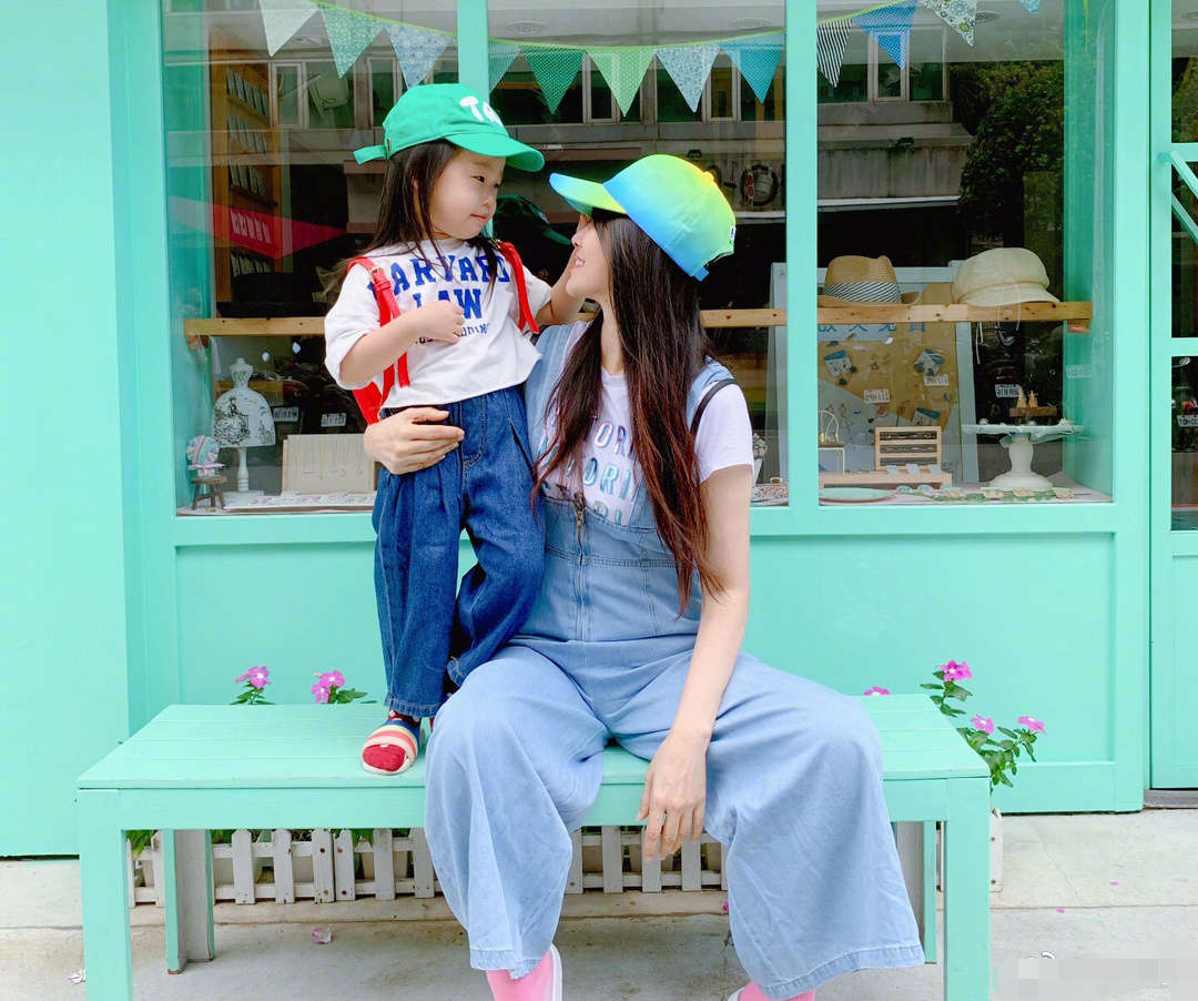 伊能静陪5岁女儿游玩照曝光，穿衣打扮似少女，