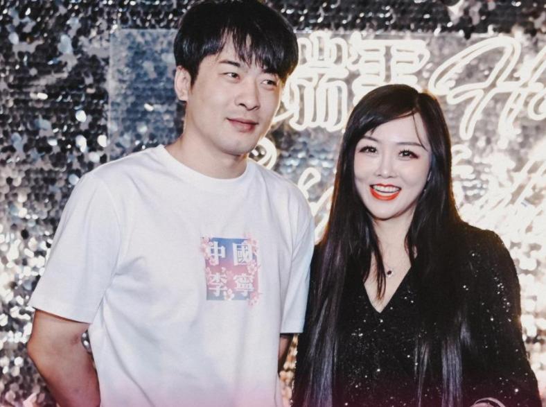 Simba Wifa Simba and his wife Chu Ruixue reconciled, and laughed at herself for ...