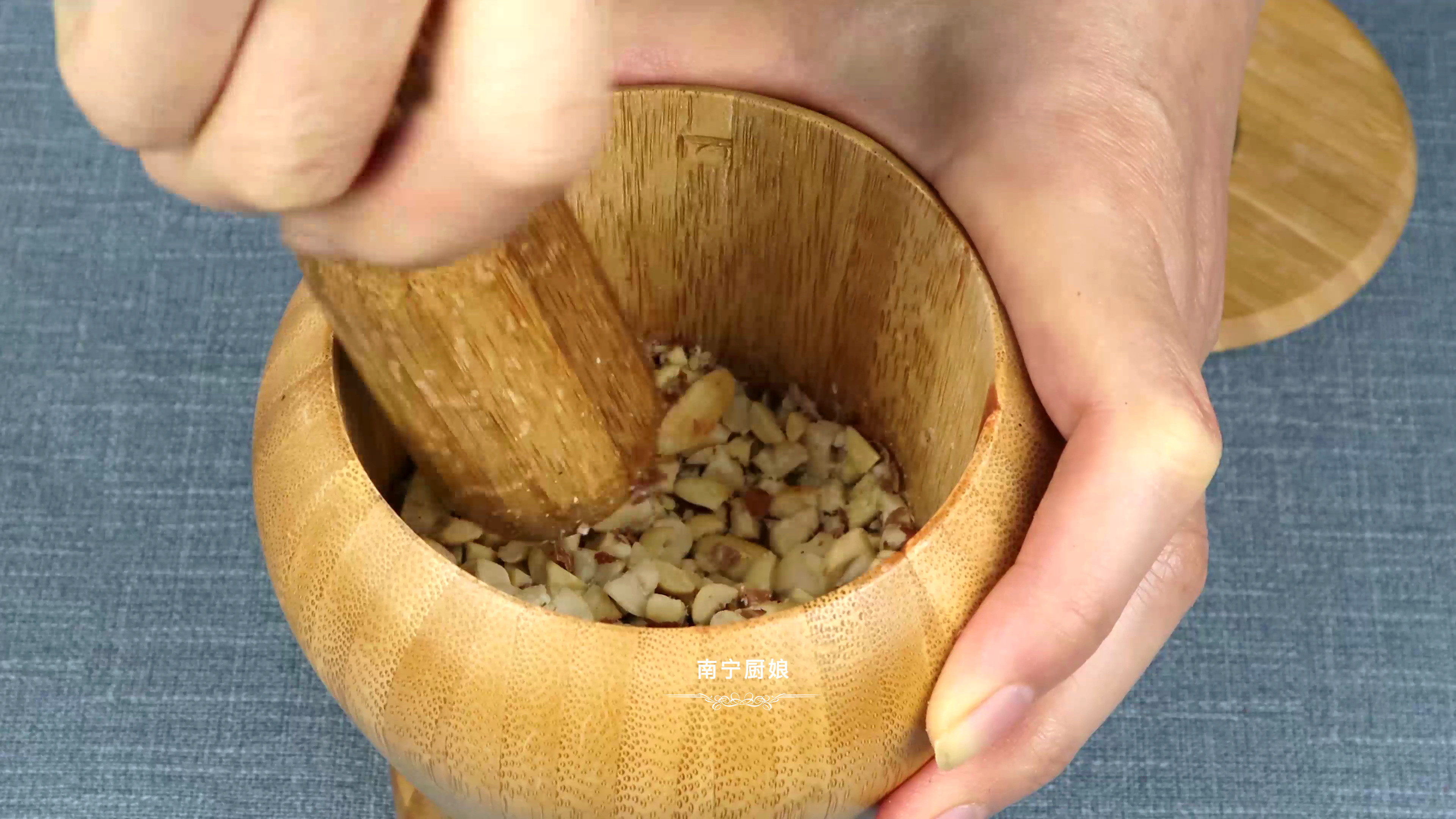 做辣椒油時，一定不要直接潑熱油，多做一步，辣椒油想不好吃都難