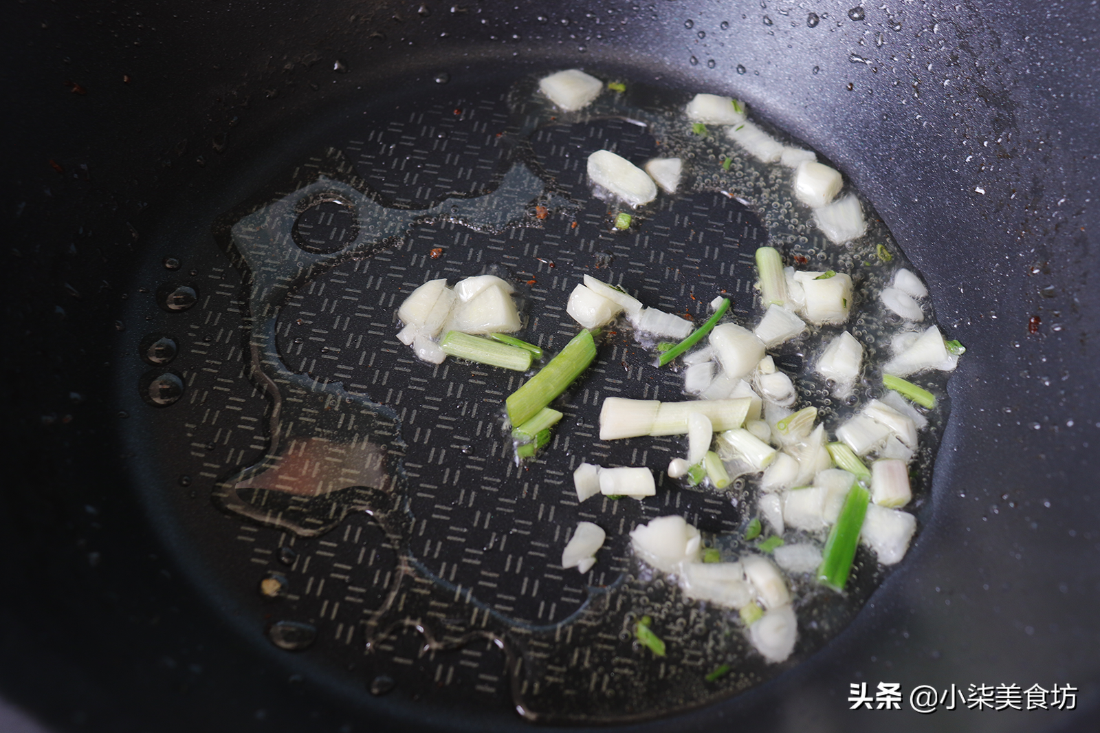 炒豆角時，切記不要直接下鍋炒，多加2步，鮮嫩入味，營養又下飯