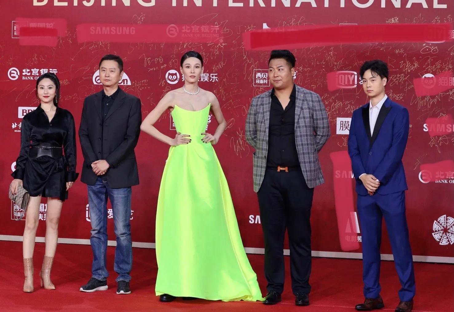 Female star red carpet look, Dongyu Zhou is the right time to wear it -  iMedia