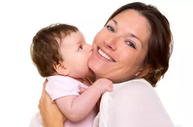宝宝的5个举动看似粗暴，实则是对妈妈表达浓浓爱意，妈妈别误会