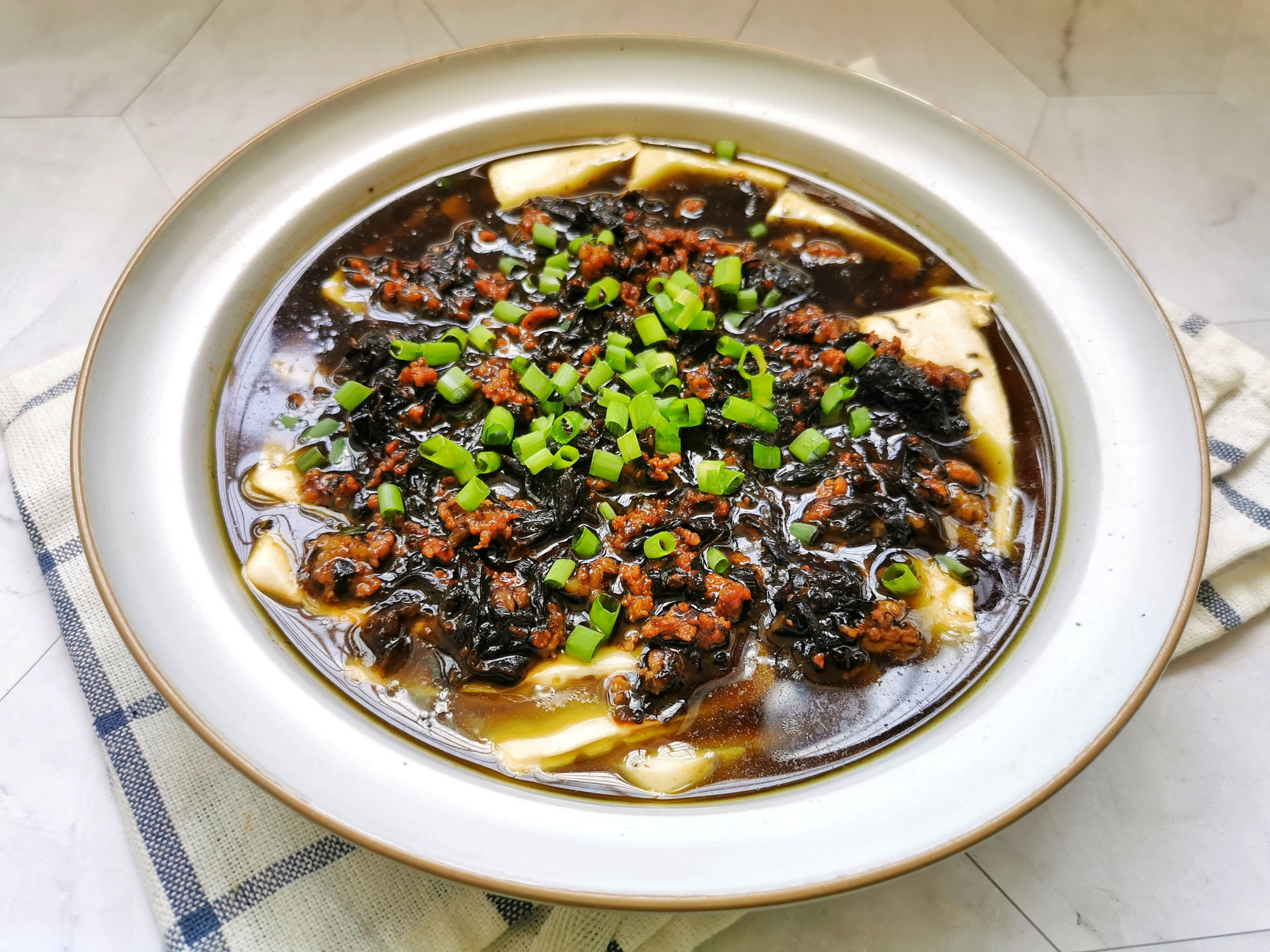 伏天，多吃蒸菜不上火，橄榄菜用来蒸豆腐，两碗米饭不够吃