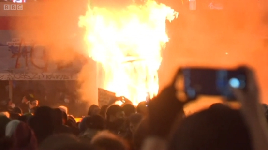 法国爆发全国性示威：70多个城市暴动，汽车被焚烧，警察出动水炮