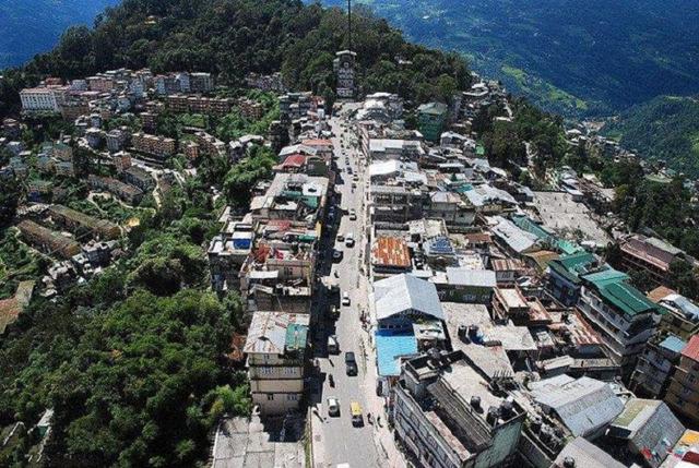 申请加入中国149次，被拒绝后仍坚持挂五星红旗，并宣布属于中国