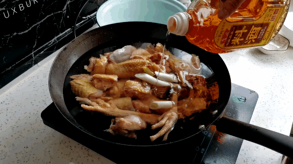 東北名菜小雞燉蘑菇，原來(lái)好吃是有道理的，雞肉不腥不柴味更香