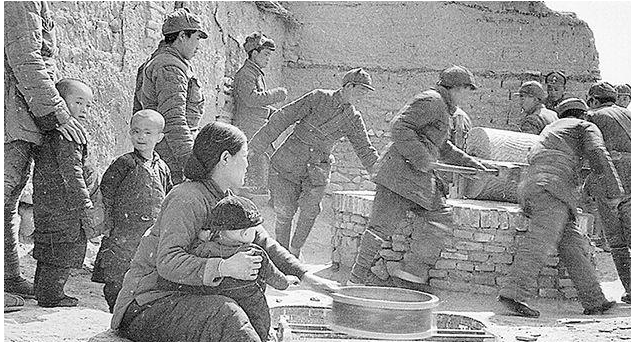 老百姓集体抢劫日军，日军居然还忍了，整个抗