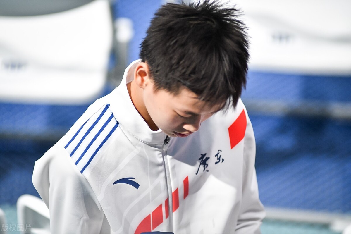 全红婵回到老家！父亲把房子翻新一遍，村里也铺路了，迎接英雄