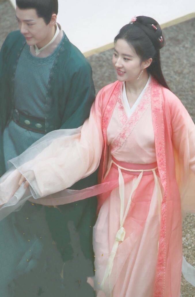 Liu Yifei newest CP is compared and introduced from the northern and western nationalities or from abroad song still raises a key point! With Chen Xiao the hand pulls a hand, 