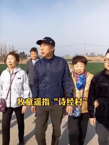 冯巩和两位姐姐回老家祭祖，姐弟三人如复制粘贴，长相一模一样
