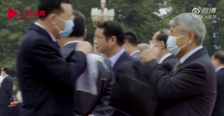 政协委员拱手行礼传为美谈，如何打招呼既安全又有礼貌？