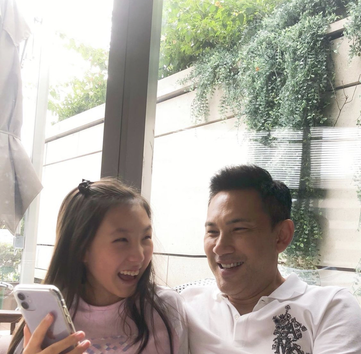 郭可盈女儿小学毕业，连夺三年学科冠军，全家出席毕业礼倍感自豪