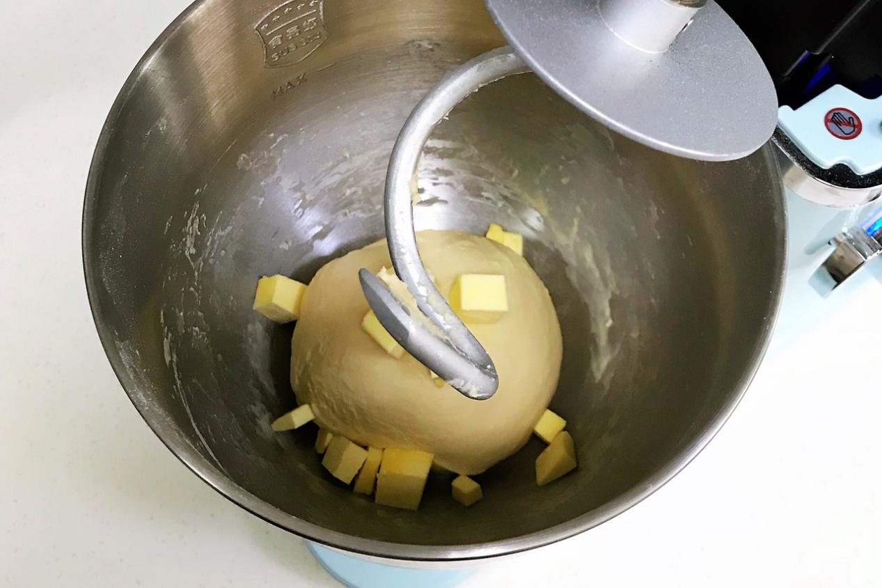 自制奶香面包，做法不难，香甜松软，比买的还好吃