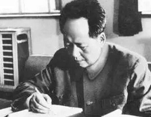 1951�꣬һλ��ũָ��ë��ϯ��ɫФ���վ����������ҵı�