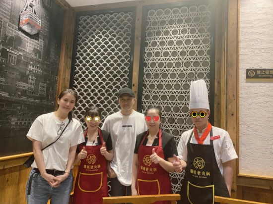 袁咏仪面馆被偶遇，素面朝天皮肤依旧粉润紧致，主动打招呼超友善