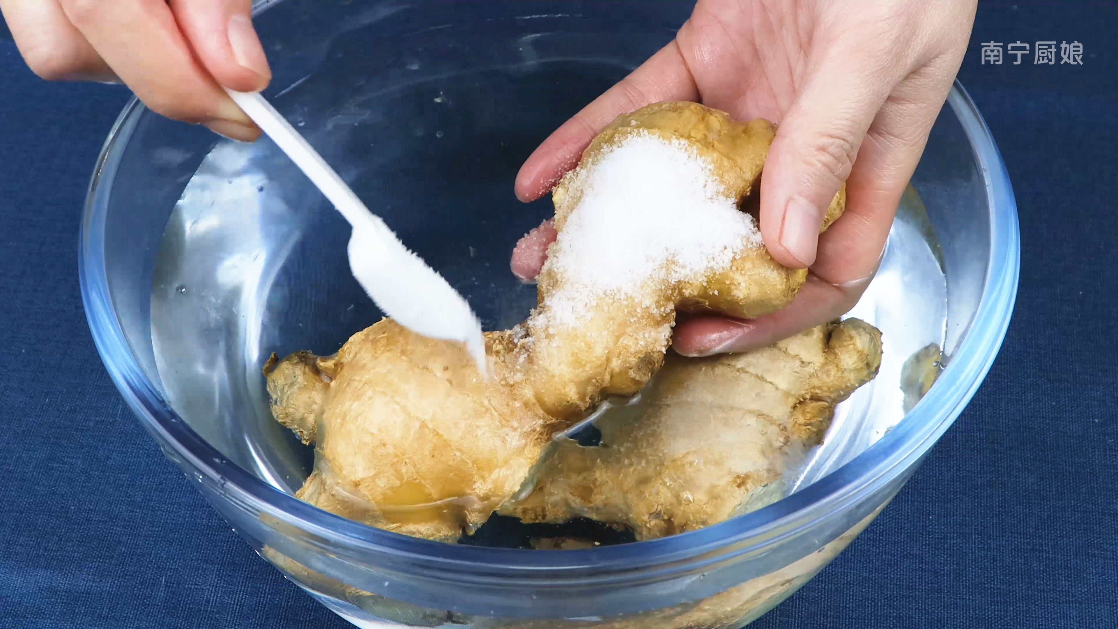 把生薑放鍋裡蒸一蒸，效果花錢都難買，爺爺悄悄告訴我，長見識了